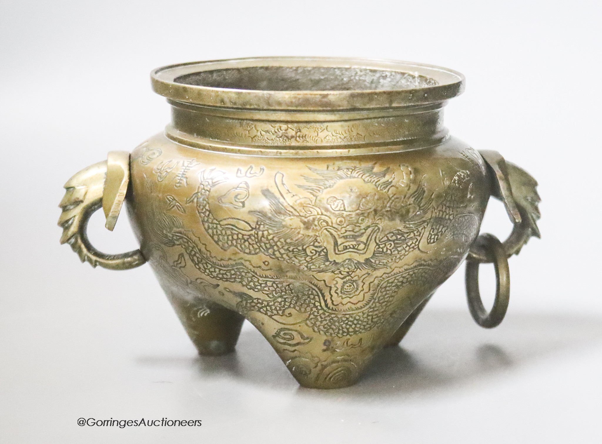 A Chinese bronze censer with dragon decoration, Qing period, height 9.5cm
